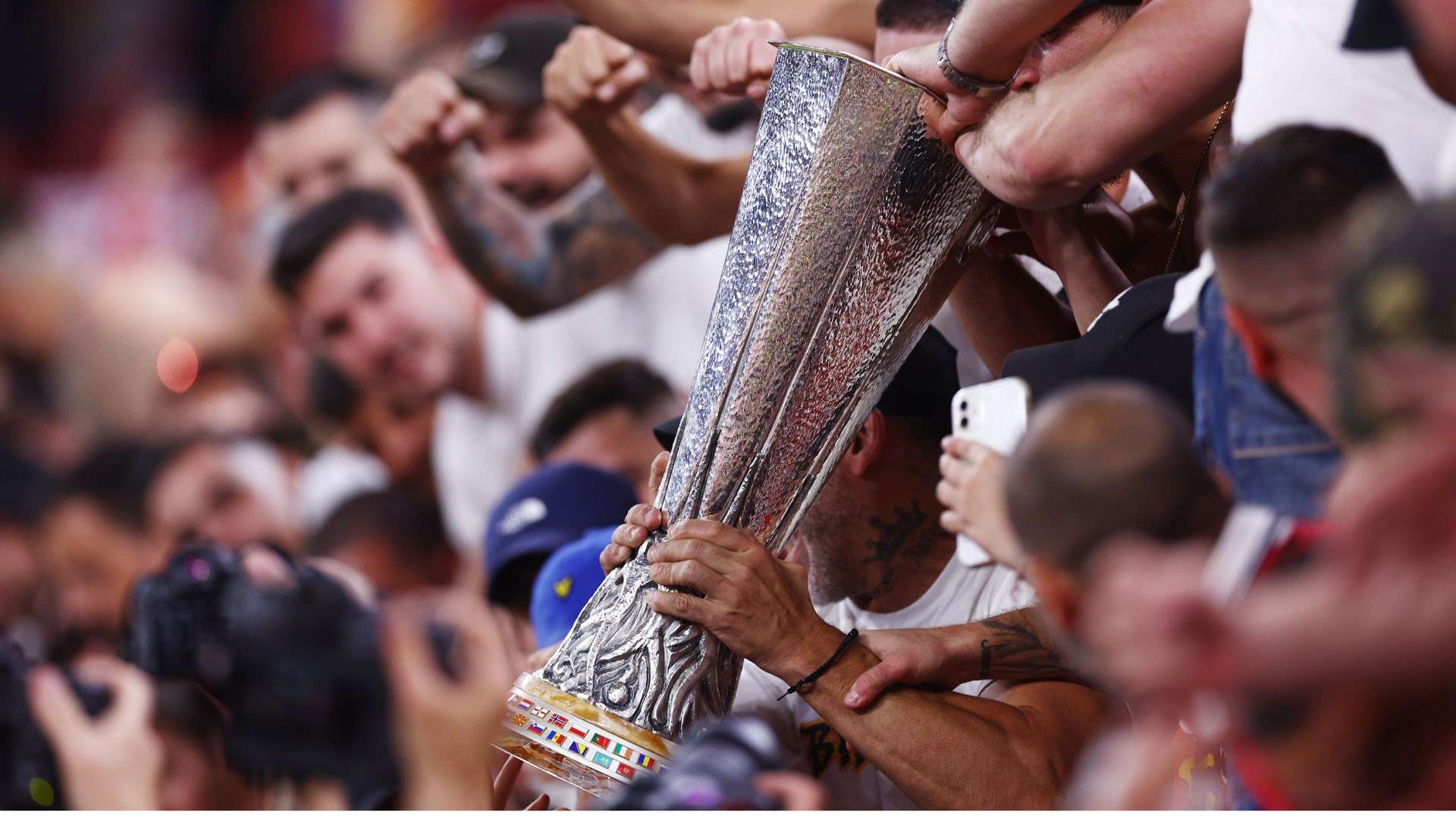 但足球畢竟 但足球畢竟